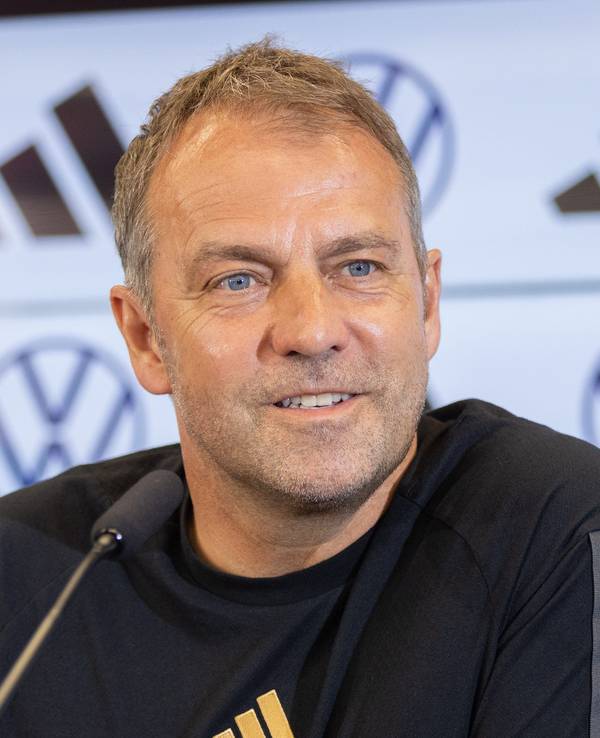 Trainer Hansi Flick spricht in der Pressekonferenz.