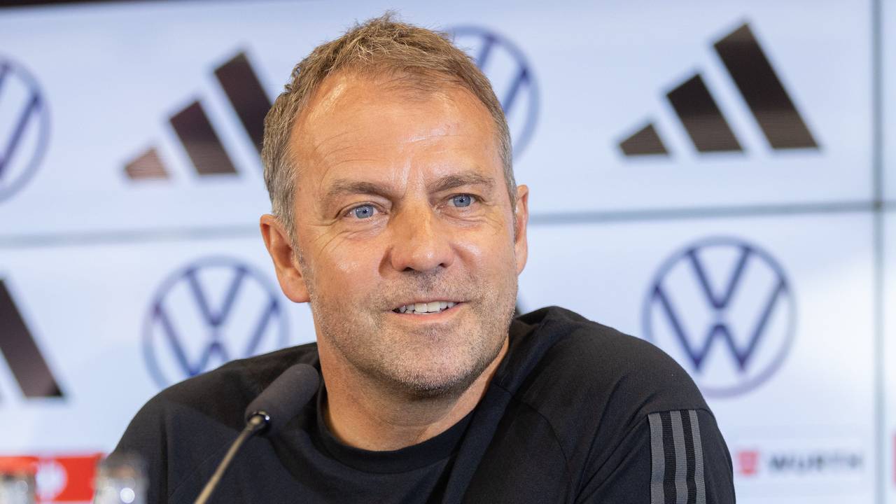 Trainer Hansi Flick spricht in der Pressekonferenz.