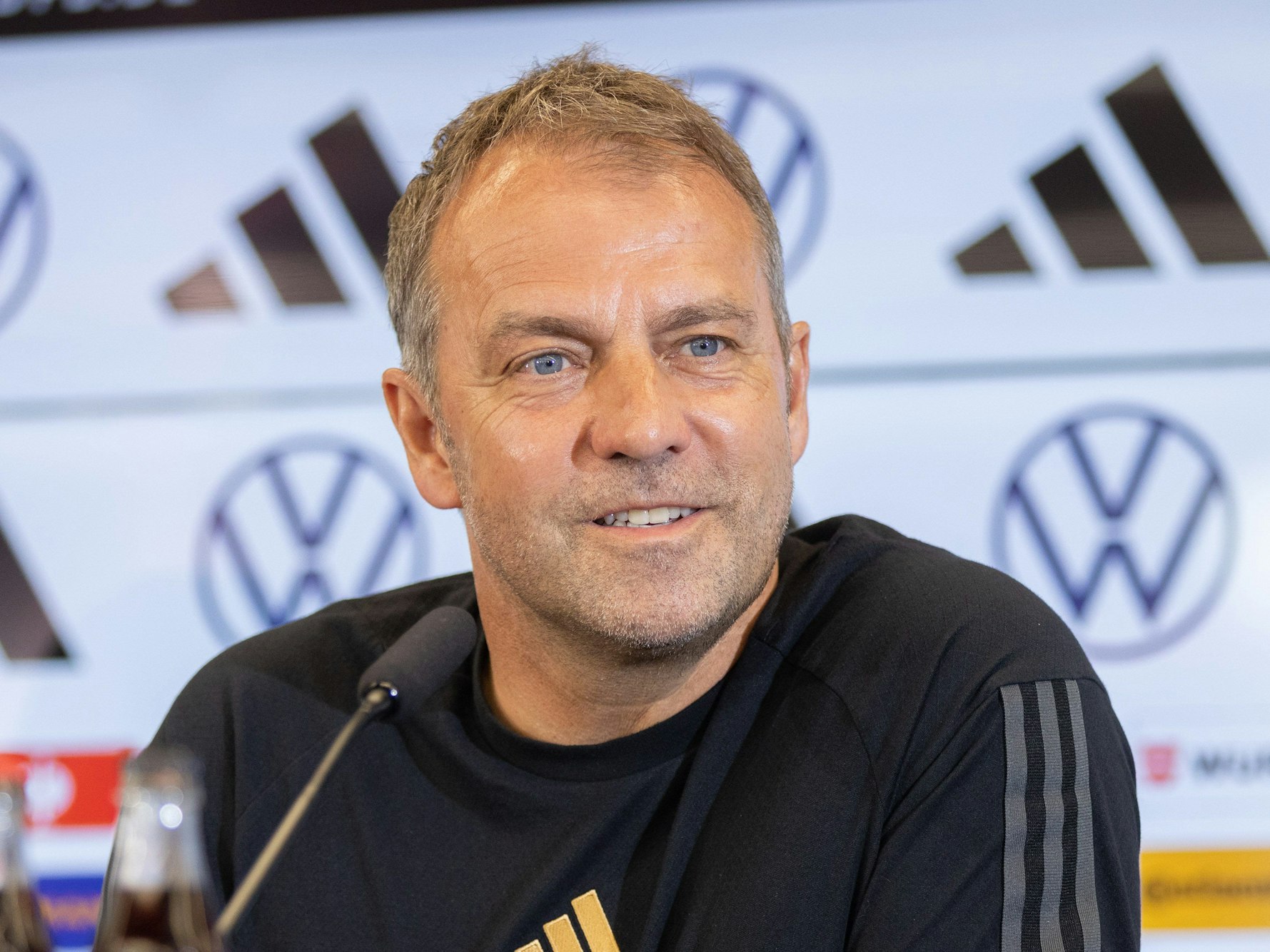 Trainer Hansi Flick spricht in der Pressekonferenz.