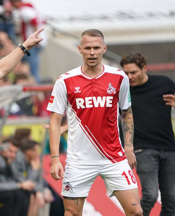Steffen Baumgart gibt Ondrej Duda Anweisungen.
