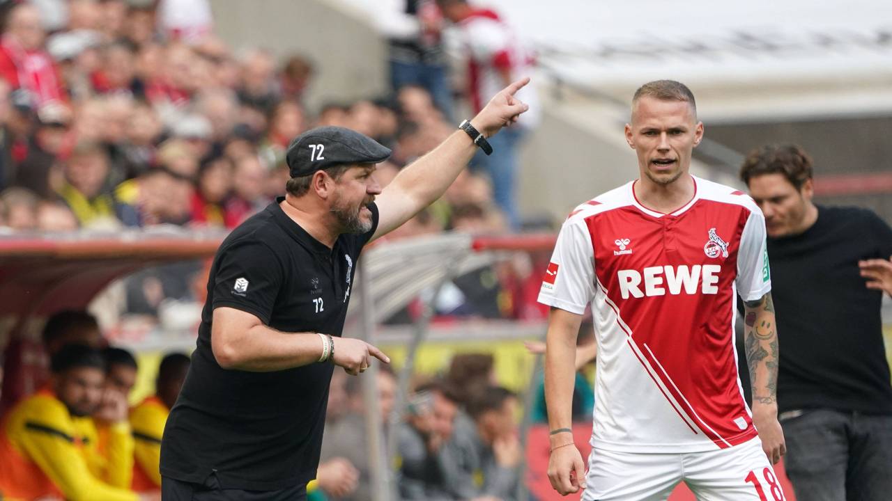 Steffen Baumgart gibt Ondrej Duda Anweisungen.