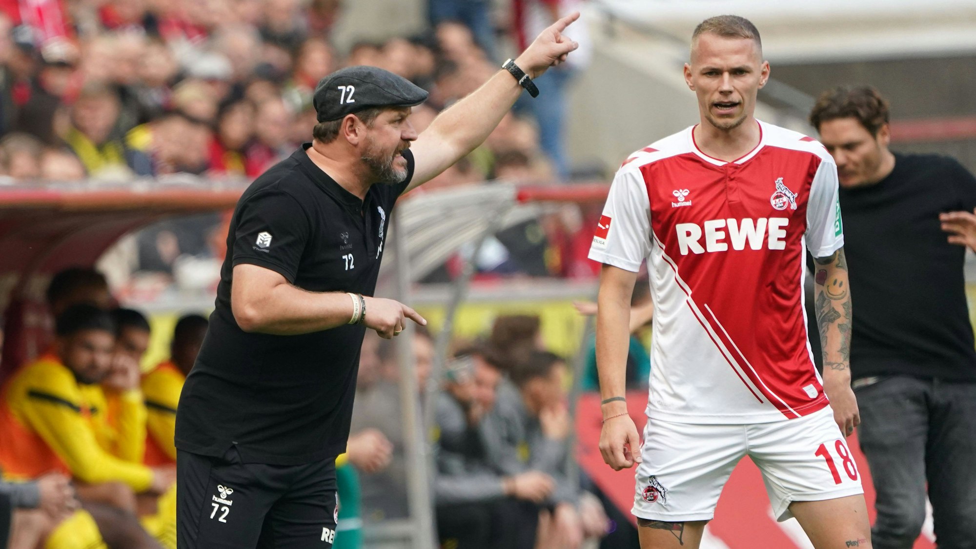 Steffen Baumgart gibt Ondrej Duda Anweisungen.