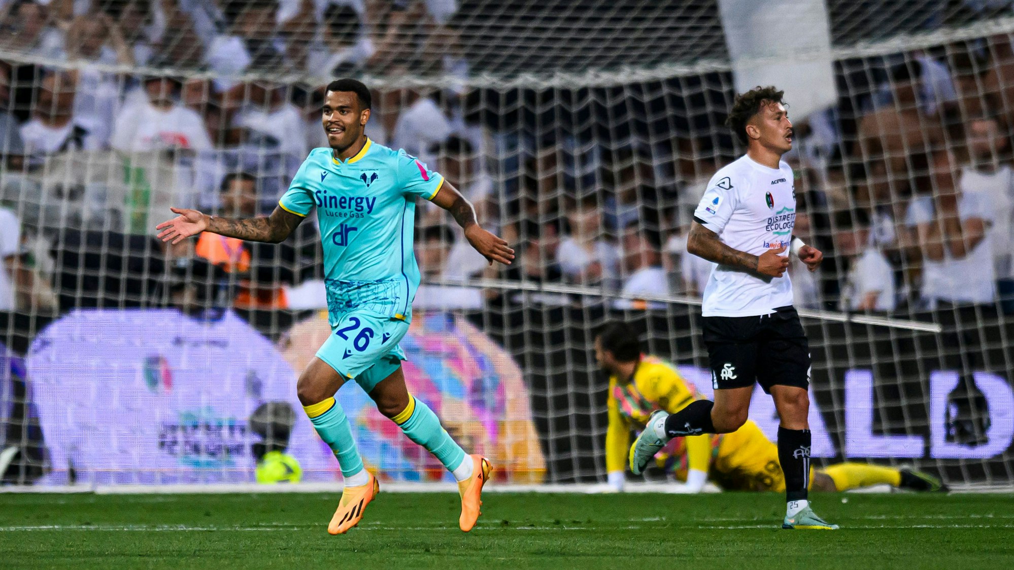 Cyril Ngonge jubelt für Hellas Verona.