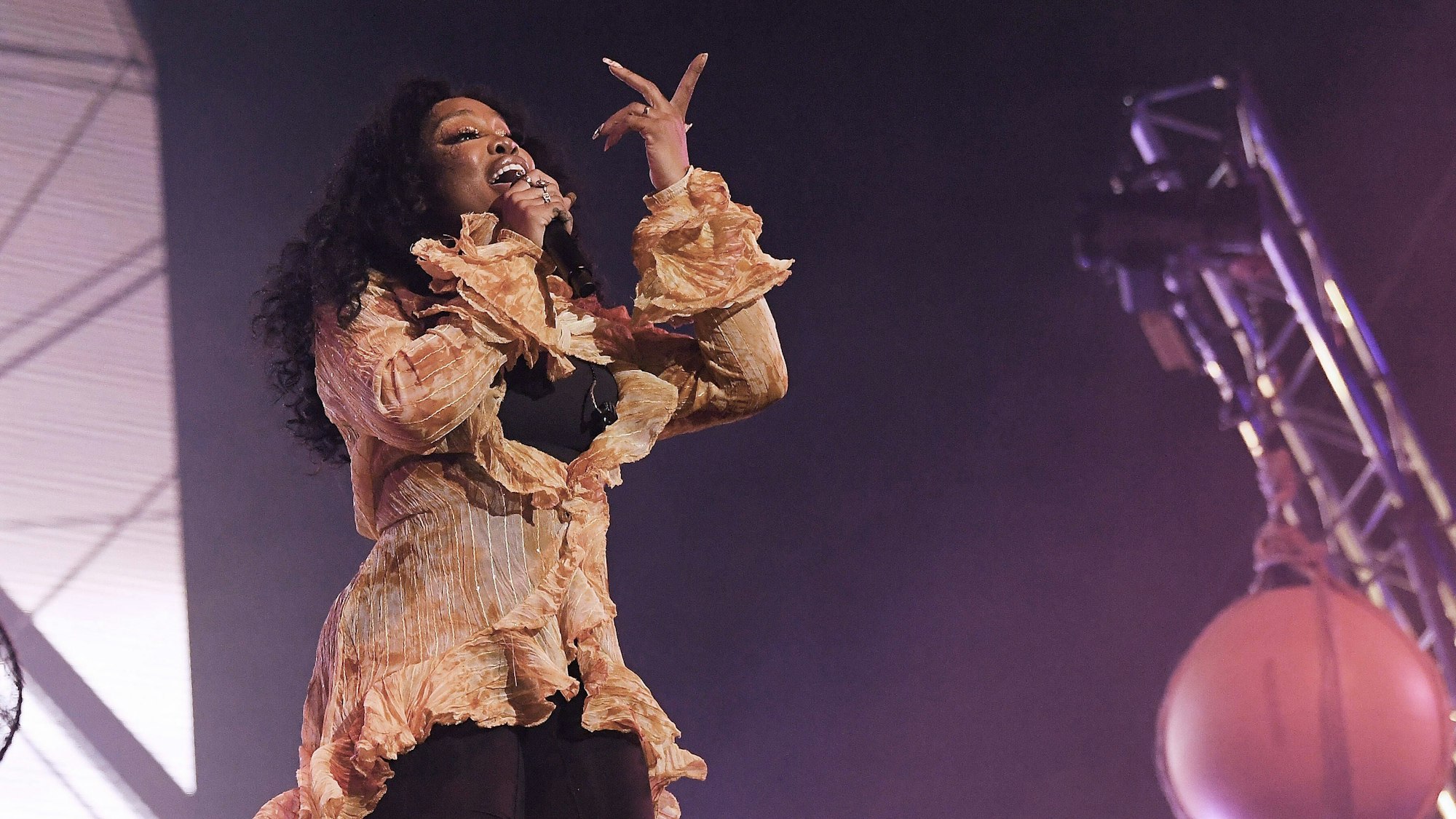 R&B-Sängerin SZA bei einem Konzert auf der Bühne