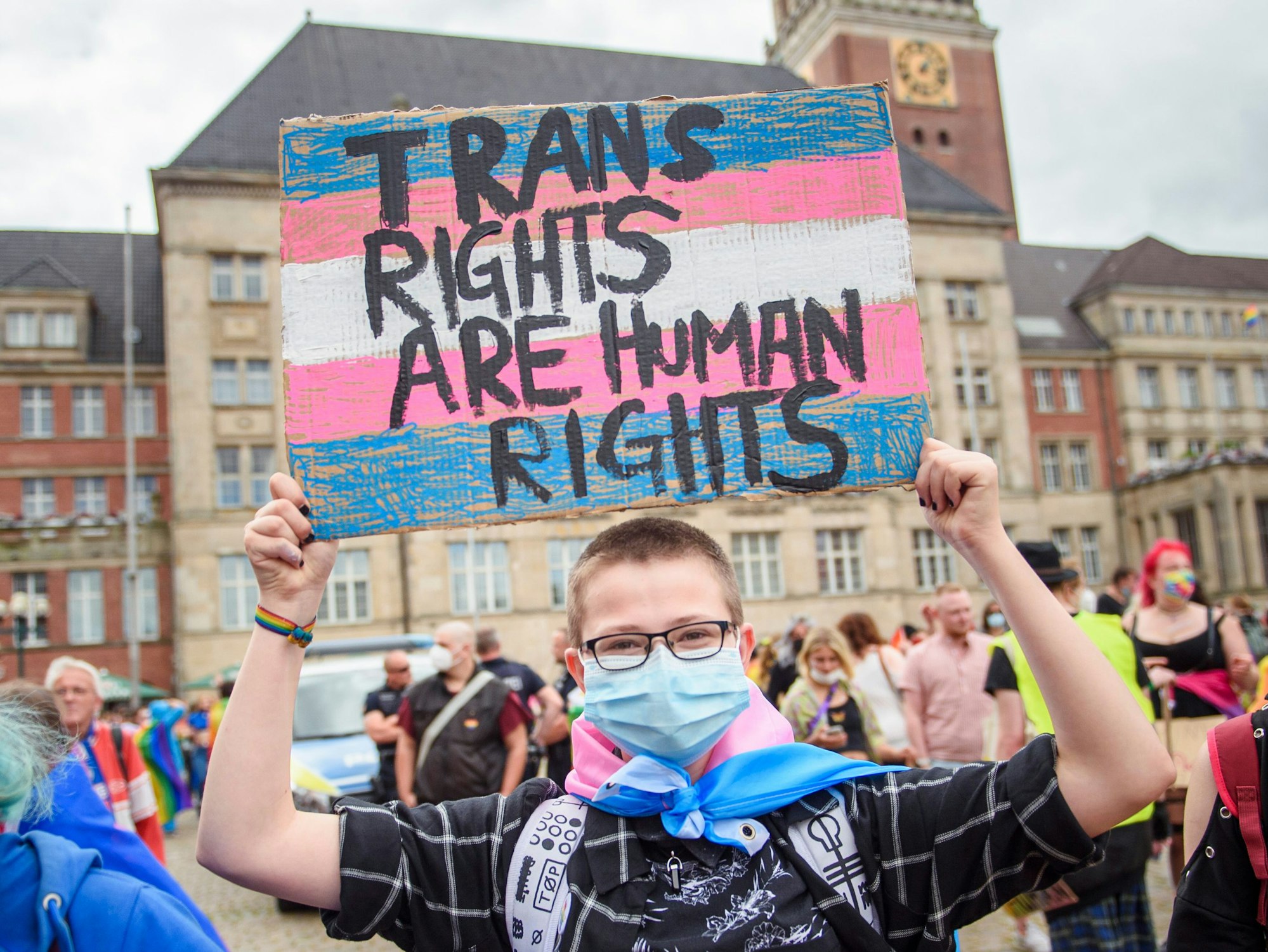 Eine Teilnehmerin hält im Rahmen des CSD in Kiel (Juni 2021) ein Schild mit der Aufschrift „Trans Rights are Human Rights“ (Trans-Rechte sind Menschenrechte) in die Höhe.