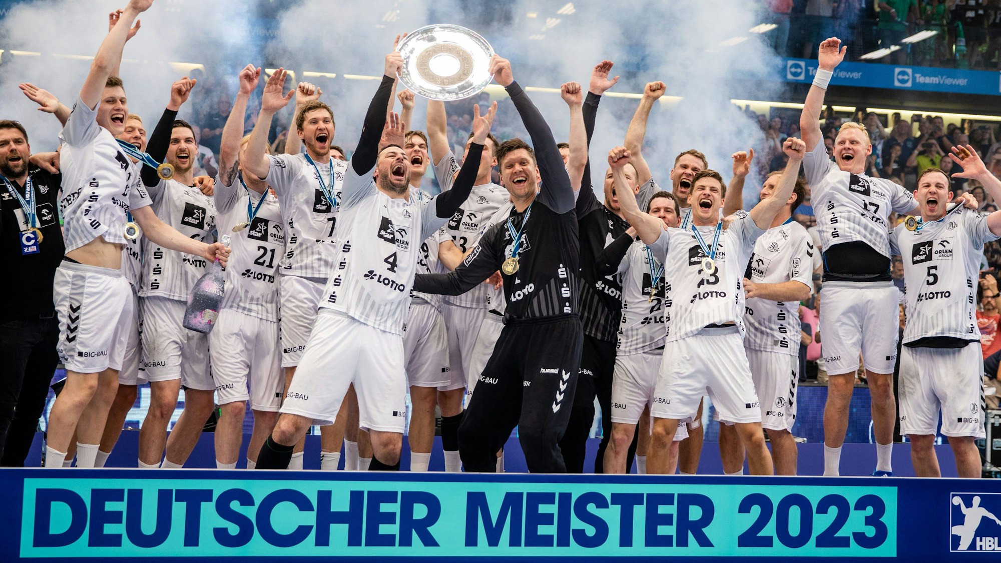 Die Spieler von Kiel feiern die Meisterschaft.