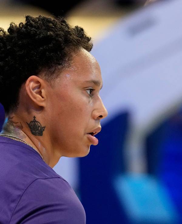 Brittney Griner vor einem Basketball-Spiel.