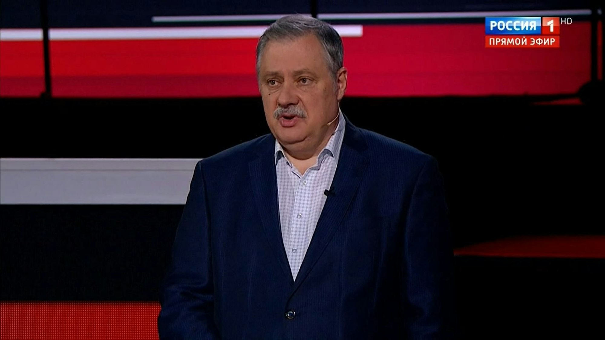 Ein Professor namens Dmitry Evstafiev erklärt der russischen Zuschauerschaft der Sendung „Ein Abend mit Wladimir Solowjow“ mehrere Minuten lang, dass die Deutschen in Russland eindringen wollen.