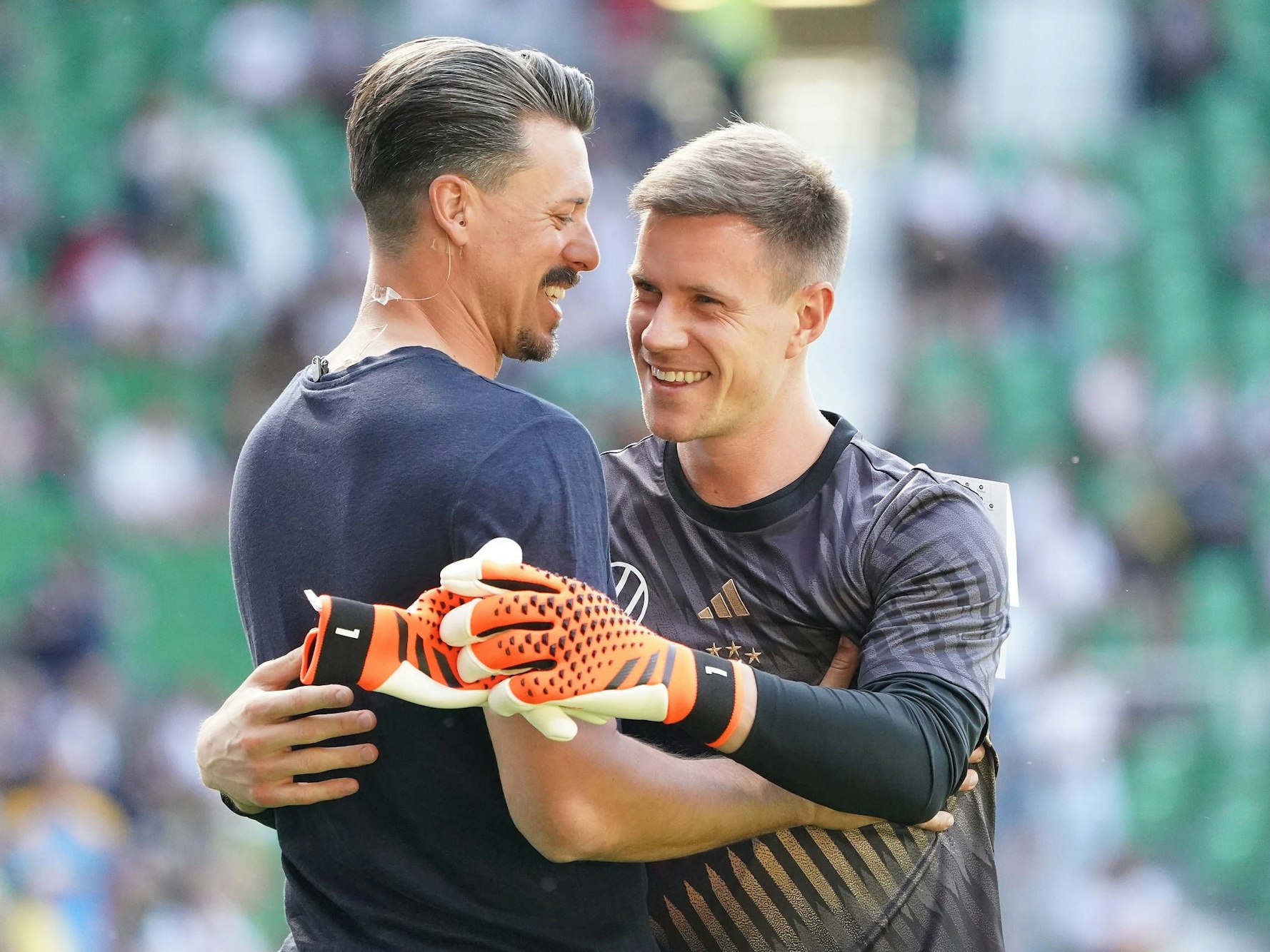Marc-Andre ter Stegen umarmt Sandro Wagner.