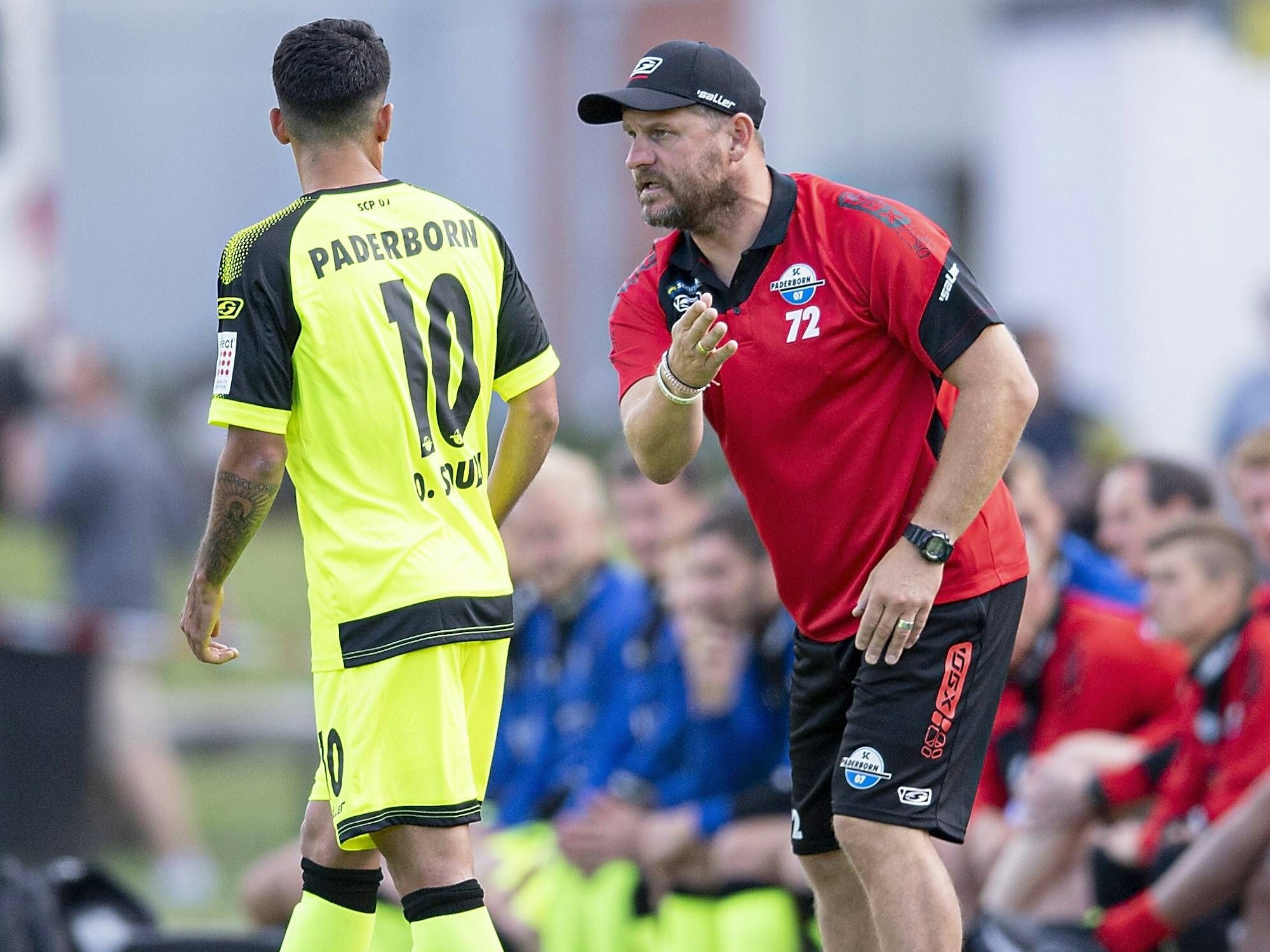 Steffen Baumgart gibt Cauly Anweisungen.