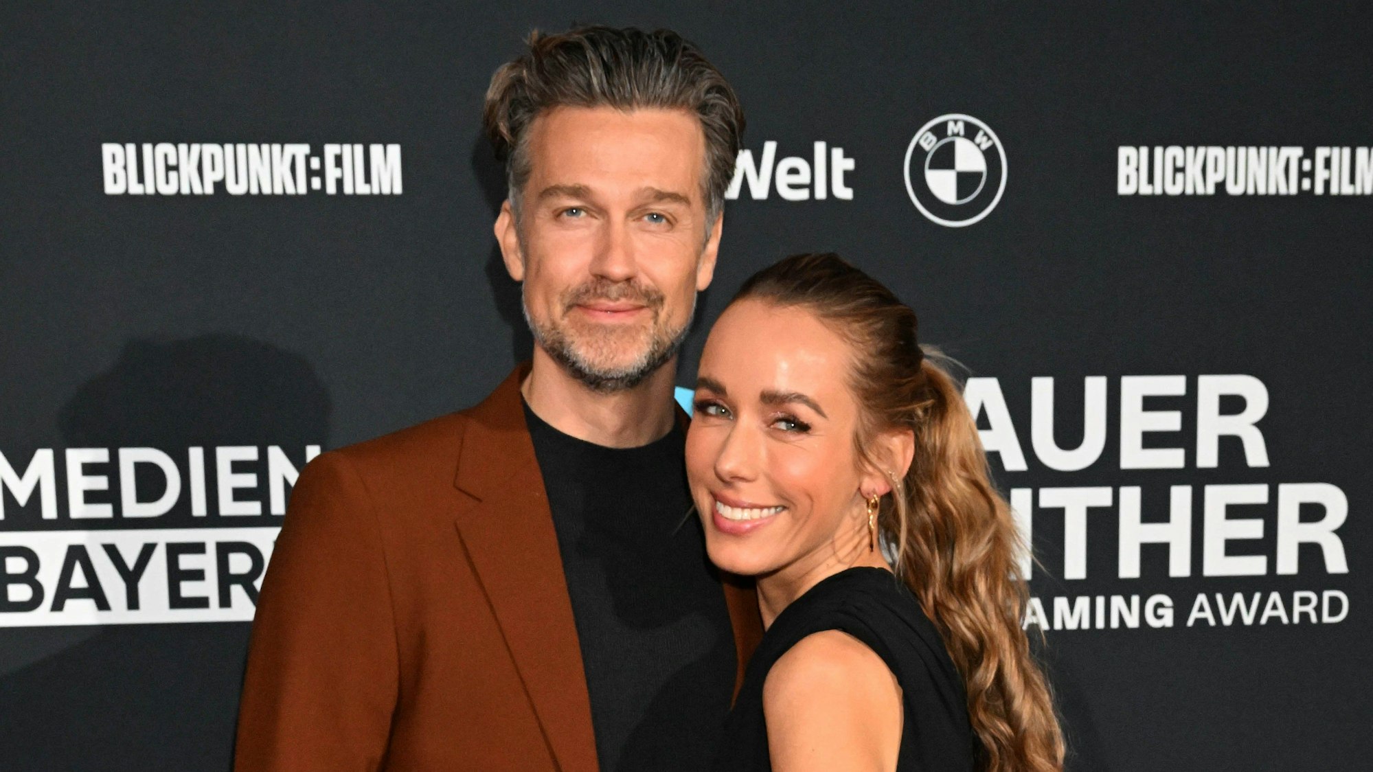 Annemarie und Wayne Carpendale posieren auf dem roten Teppich gemeinsam für die Kameras.