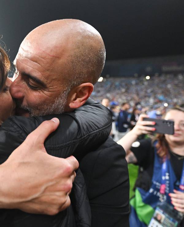 Manchesters Trainer Pep Guardiola küsst nach dem Spiel seine Frau Cristina.