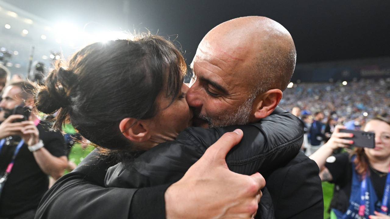 Manchesters Trainer Pep Guardiola küsst nach dem Spiel seine Frau Cristina.