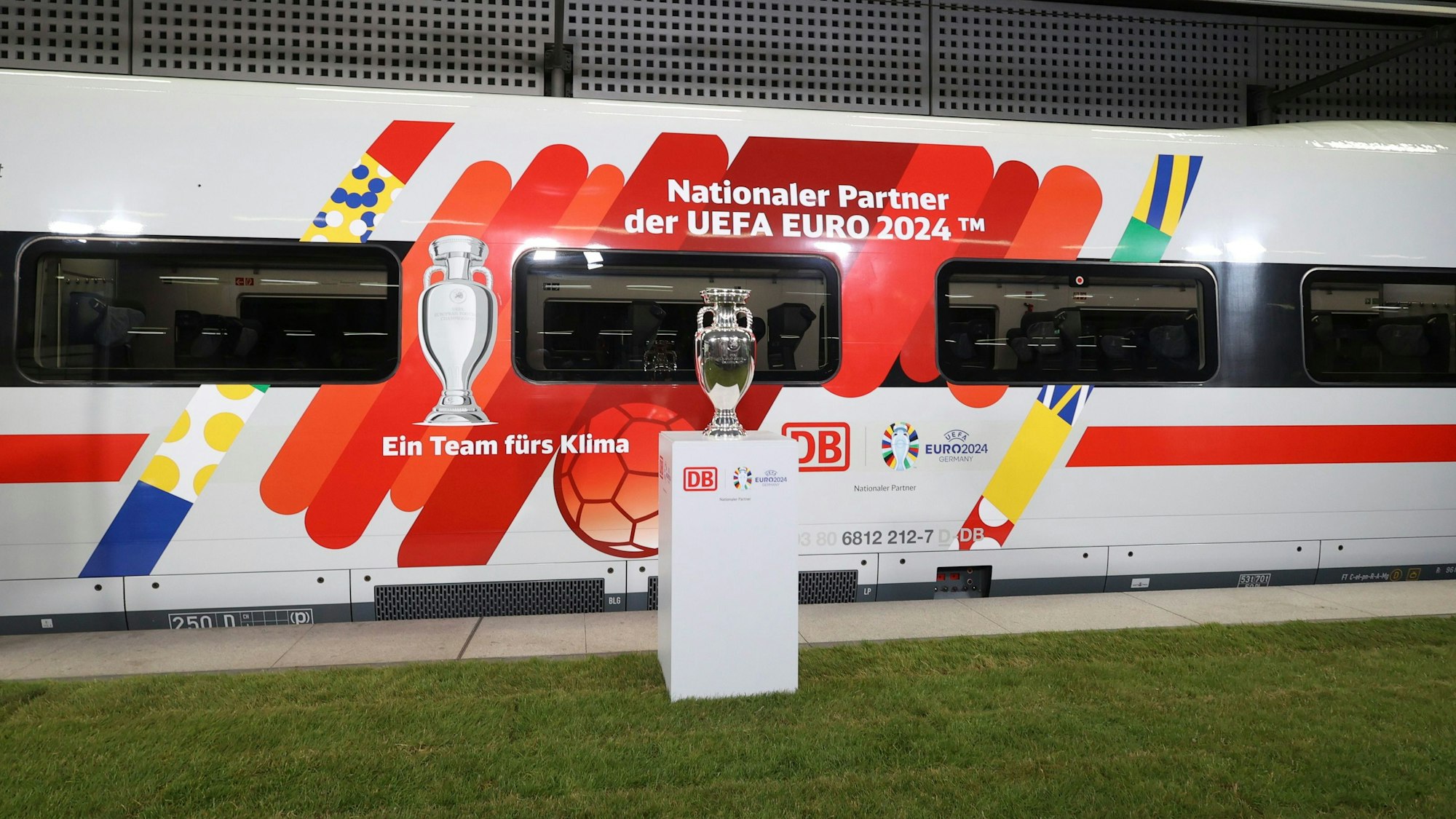 Ein ICE ist mit dem EM-Pokal verziert. Vor dem Wagon steht der tatsächliche EM-Pokal.