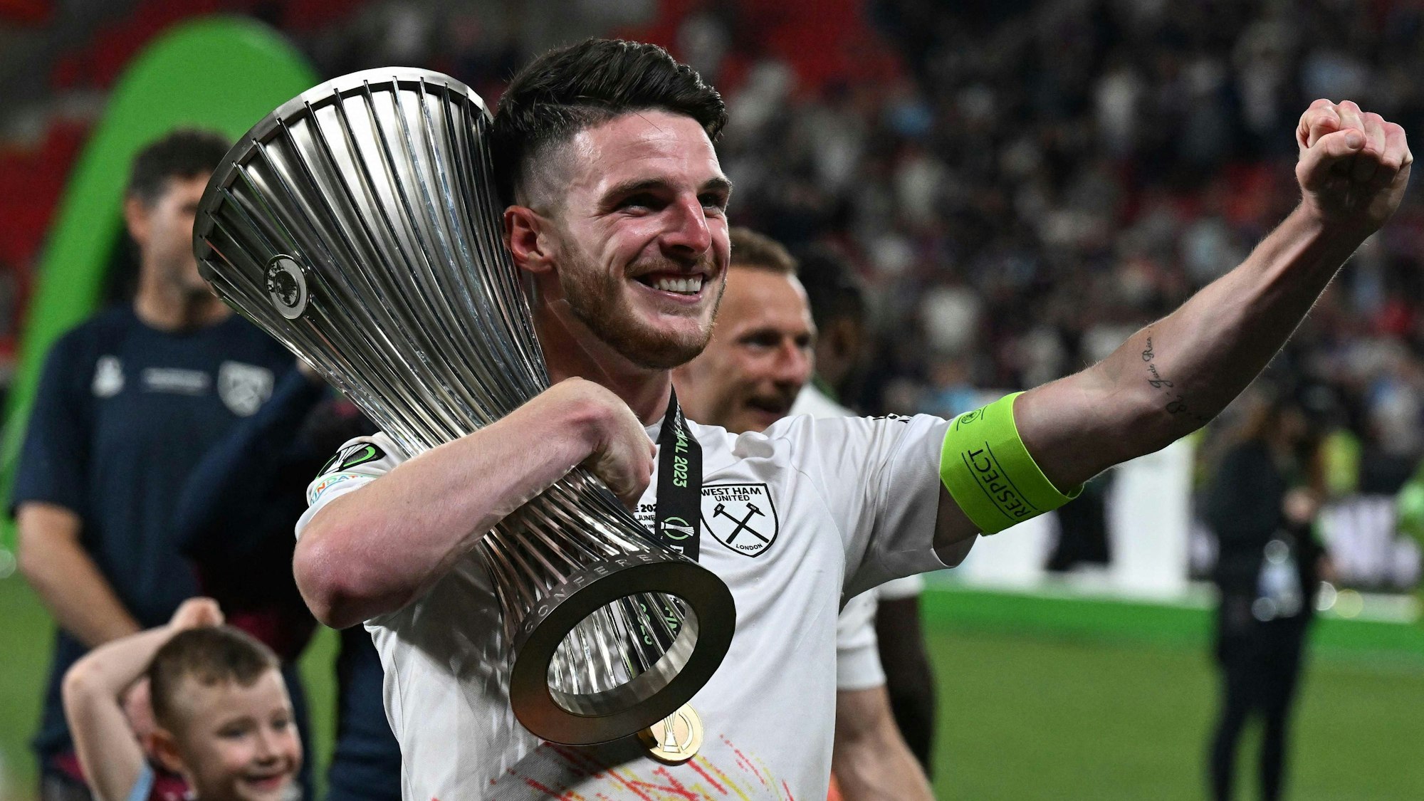 Declan Rice jubelt nach dem Finale der Conference League mit dem Pokal.