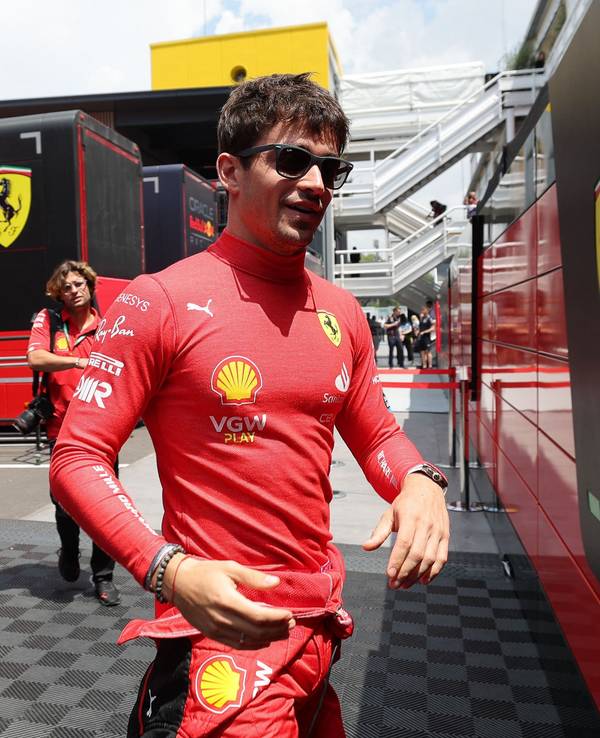 Charles Leclerc im Fahrerlager der Formel 1.