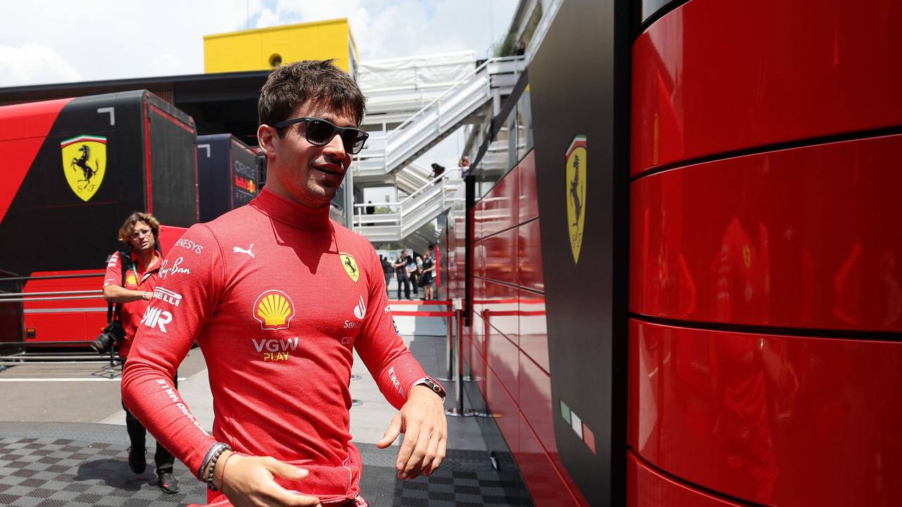 Charles Leclerc im Fahrerlager der Formel 1.