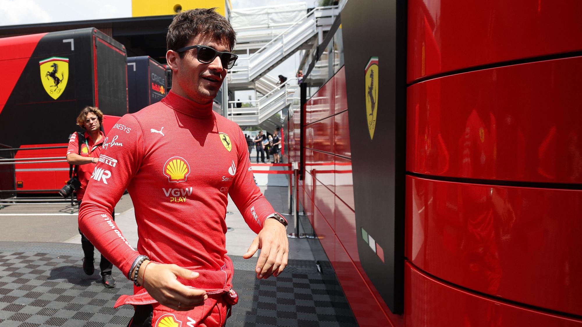 Charles Leclerc im Fahrerlager der Formel 1.