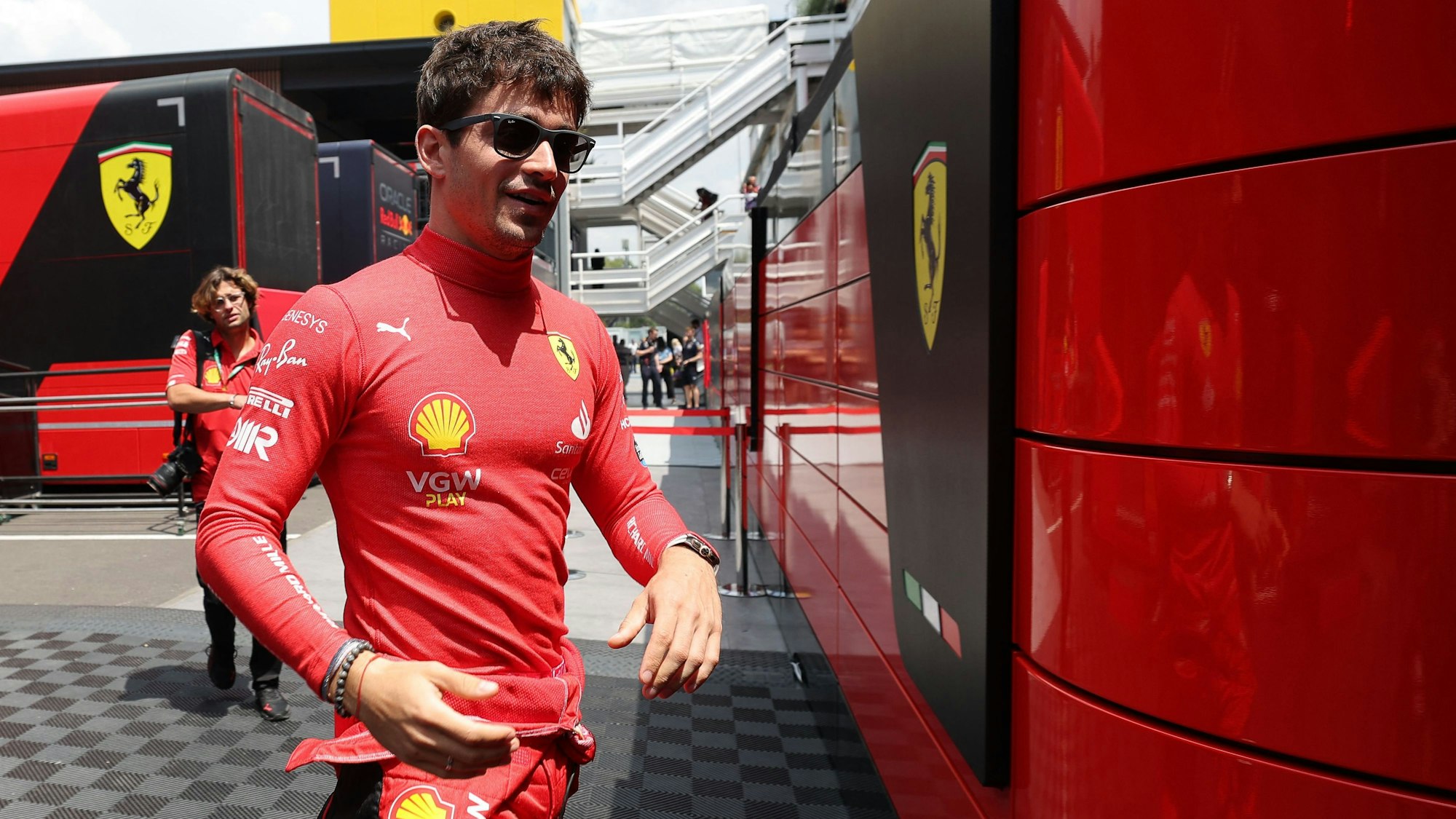 Charles Leclerc im Fahrerlager der Formel 1.