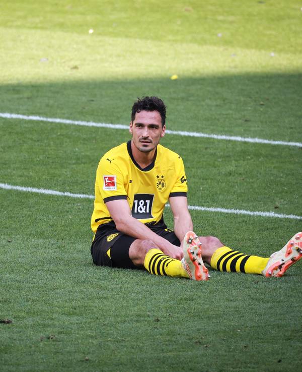 Dortmunds Mats Hummels sitzt nach dem Abpfiff auf dem Rasen.