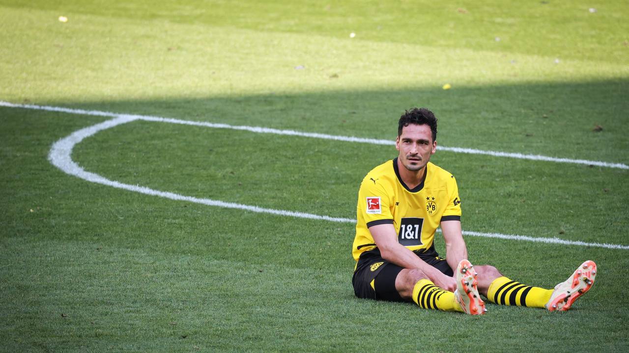 Dortmunds Mats Hummels sitzt nach dem Abpfiff auf dem Rasen.