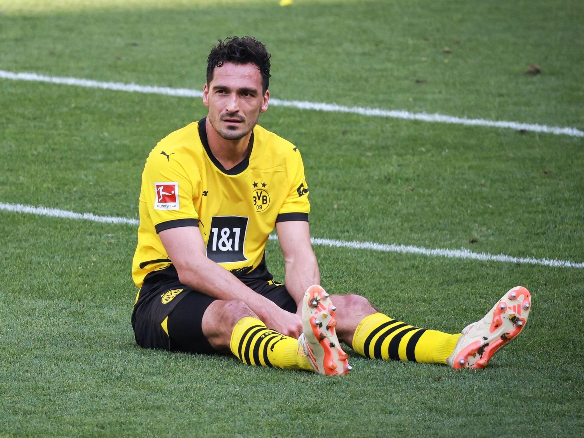 Dortmunds Mats Hummels sitzt nach dem Abpfiff auf dem Rasen.
