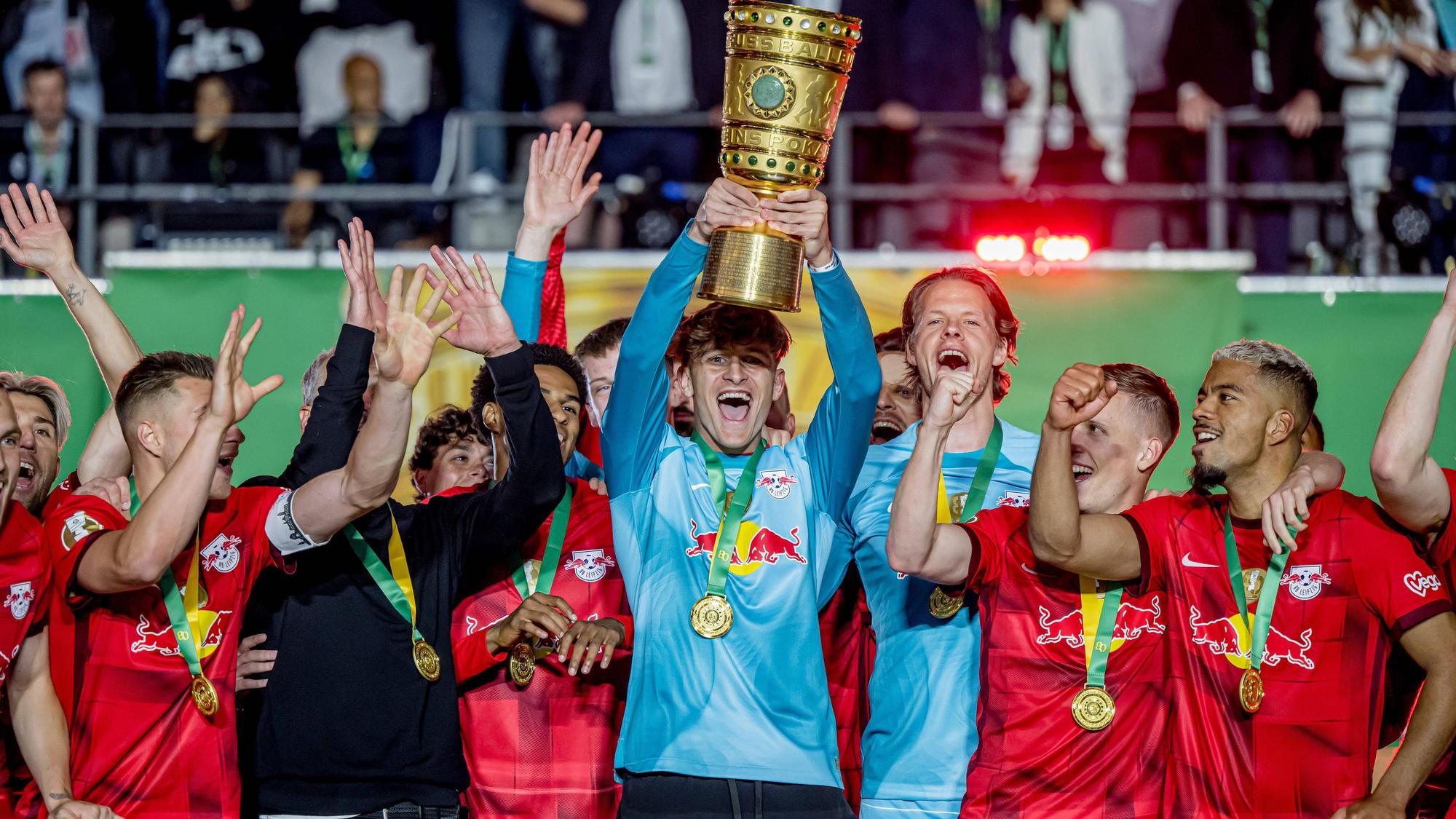 Jonas Nickisch hält den DFB-Pokal in die Höhe.