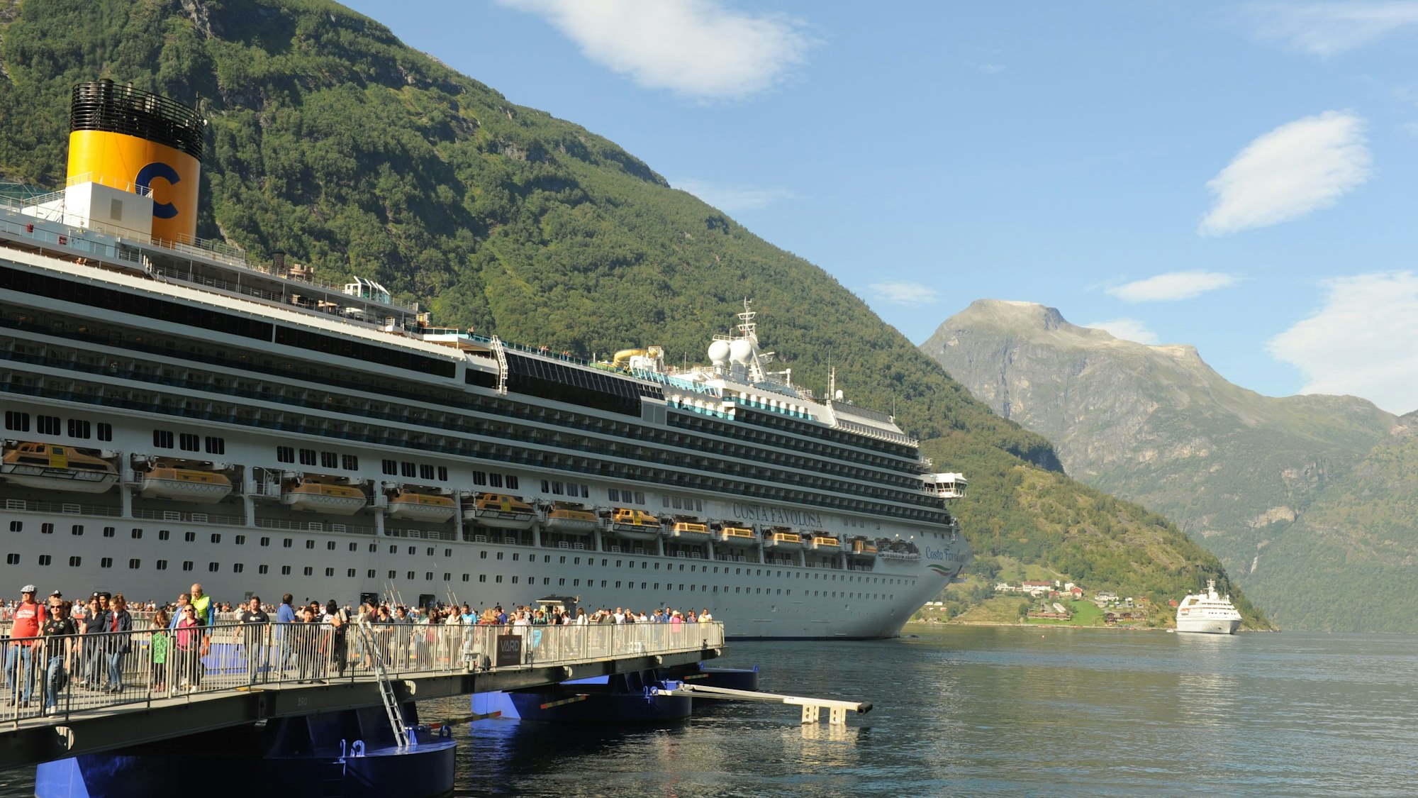 Passagiere verlassen das Kreuzfahrtschiff Costa Favolosa im Geirangerfjord im Südwesten Norwegens.