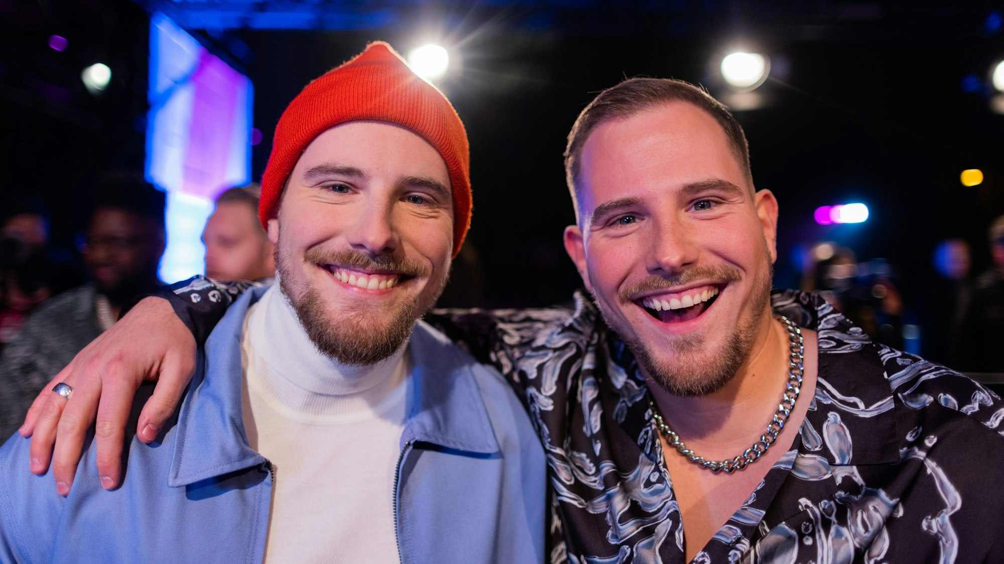 Die Zwillinge Dennis und Benjamin Wolter kommen über den Roten Teppich zur Verleihung der 1Live Krone in der Jahrhunderthalle.