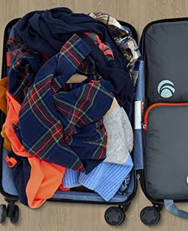 Koffer aufgeklappt mit Klamotten und Packing Cubes.
