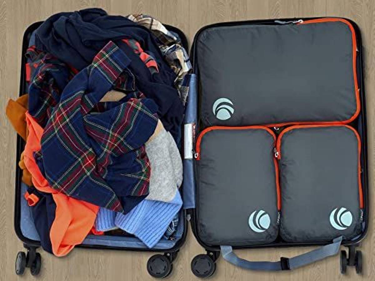 Koffer aufgeklappt mit Klamotten und Packing Cubes.
