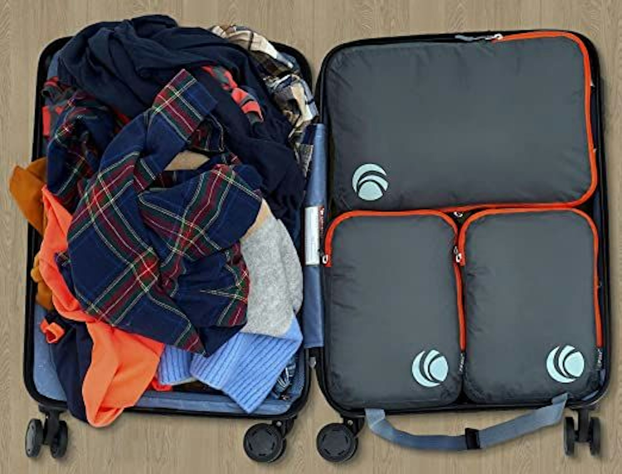 Koffer aufgeklappt mit Klamotten und Packing Cubes.