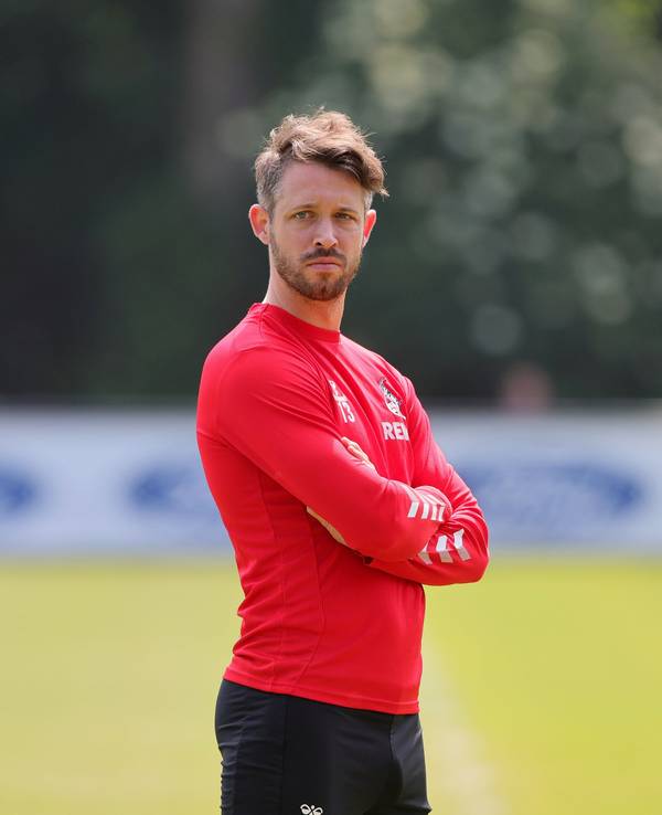 Mark Uth schaut sich das Training des 1. FC Köln an.