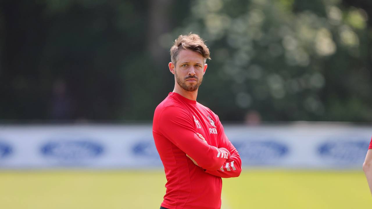 Mark Uth schaut sich das Training des 1. FC Köln an.