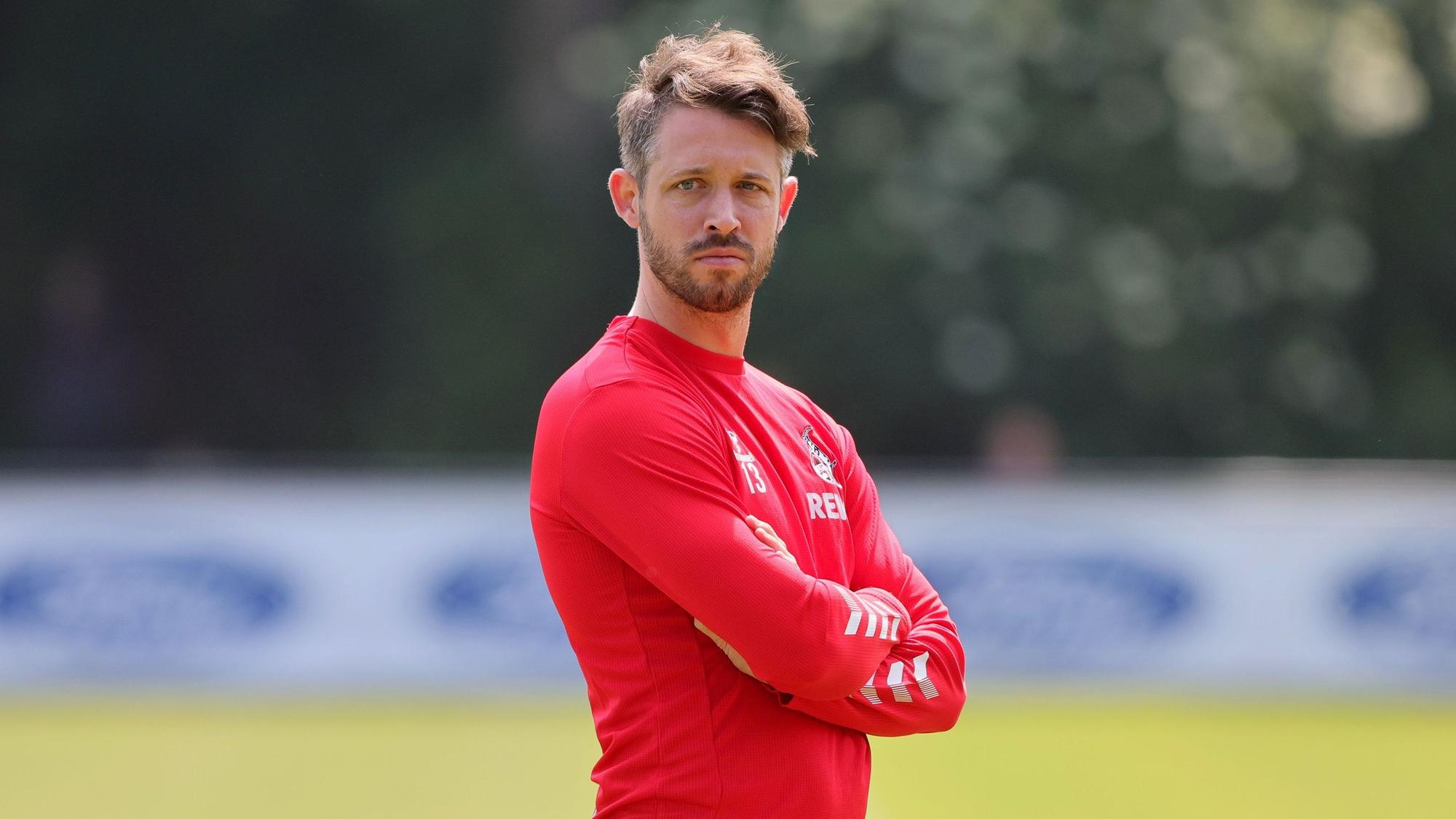 Mark Uth schaut sich das Training des 1. FC Köln an.