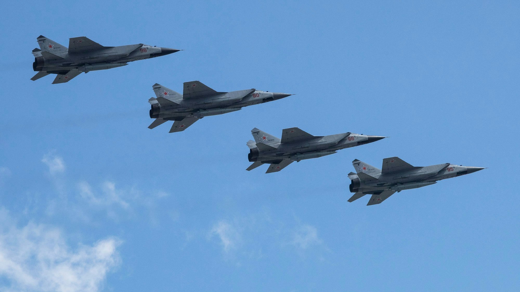 Russische Abfangjäger, Mikojan-Gurewitsch MiG-31, fliegen auf unserem Archivfoto im Mai 2021 über den Roten Platz in Moskau. Russische Flugzeuge sorgten für einen Zwischenfall über der Ostsee.