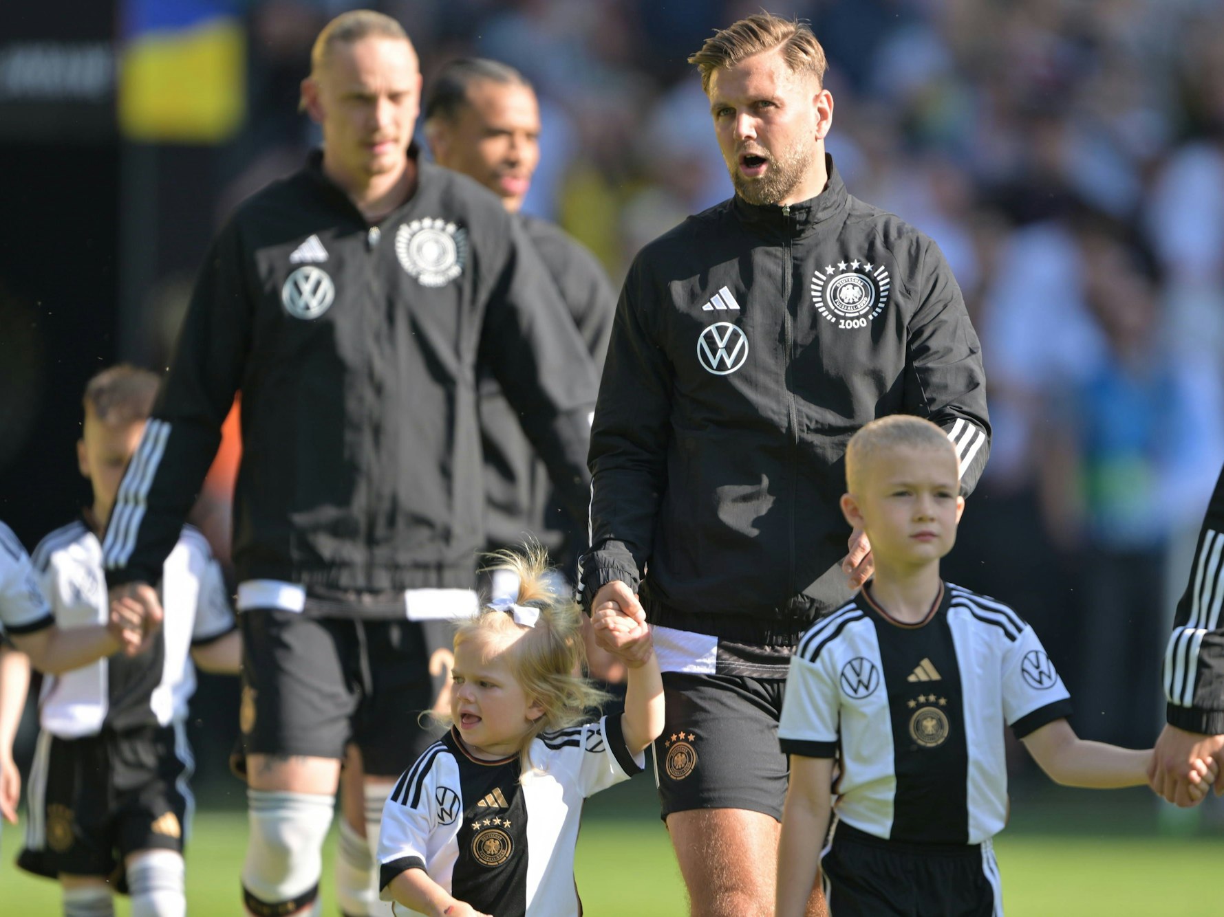 Niclas Füllkrug mit Tochter an der Hand vor dem Länderspiel in Bremen.