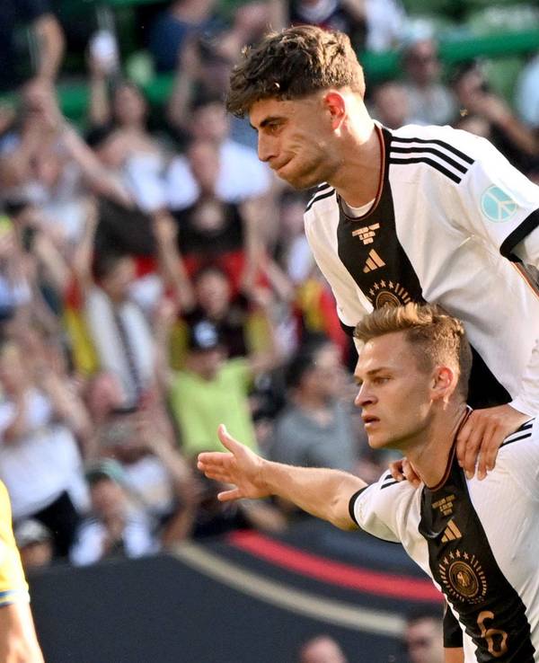 Joshua Kimmich jubelt mit Kai Havertz.