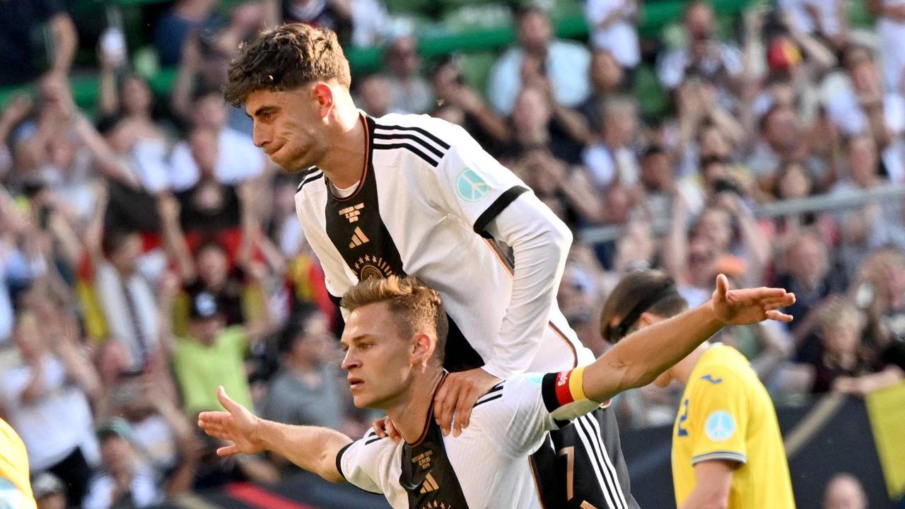 Joshua Kimmich jubelt mit Kai Havertz.