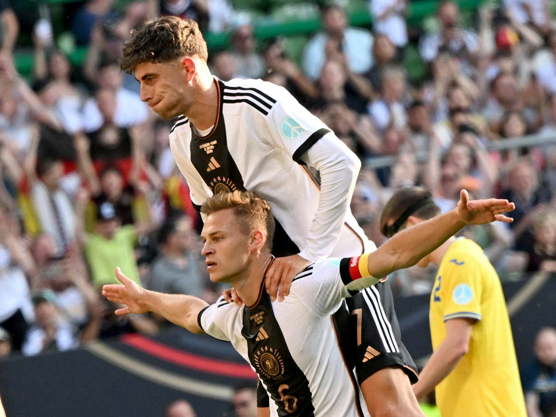 Joshua Kimmich jubelt mit Kai Havertz.