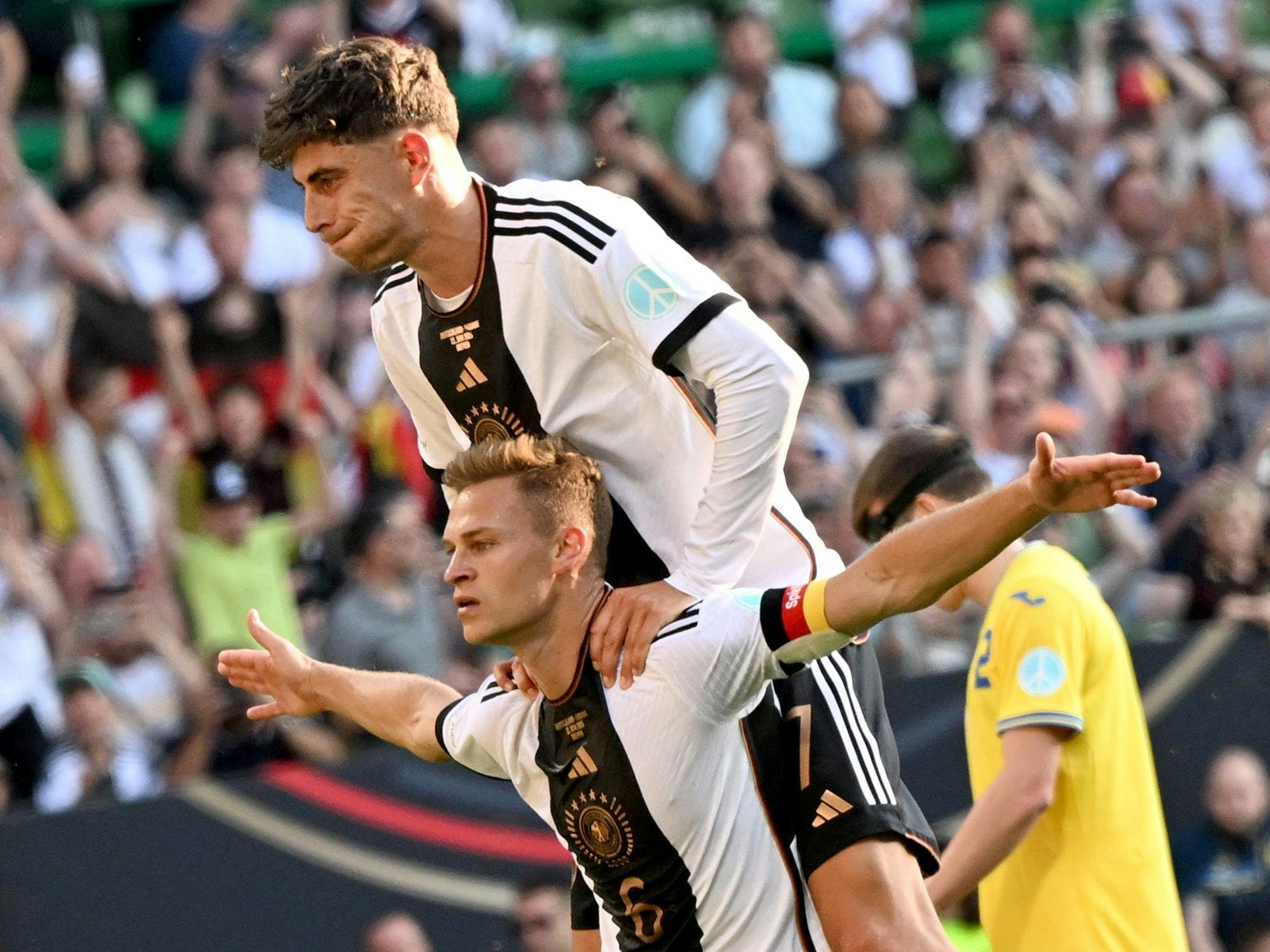 Deutschlands Joshua Kimmich jubelt nach seinem Treffer zum 3:3 mit seinen Teamkollegen Deutschlands Kai Havertz (oben).