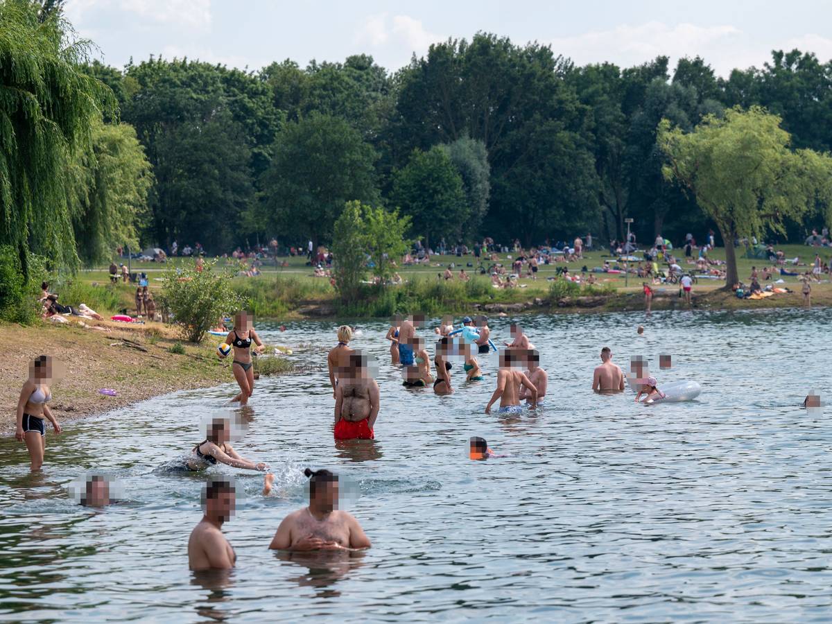 Badende im Fühlinger See – dabei ist es verboten.