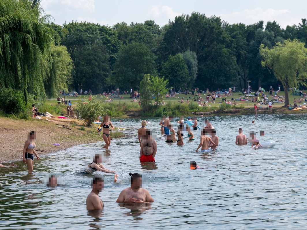 Badende im Fühlinger See – dabei ist es verboten.