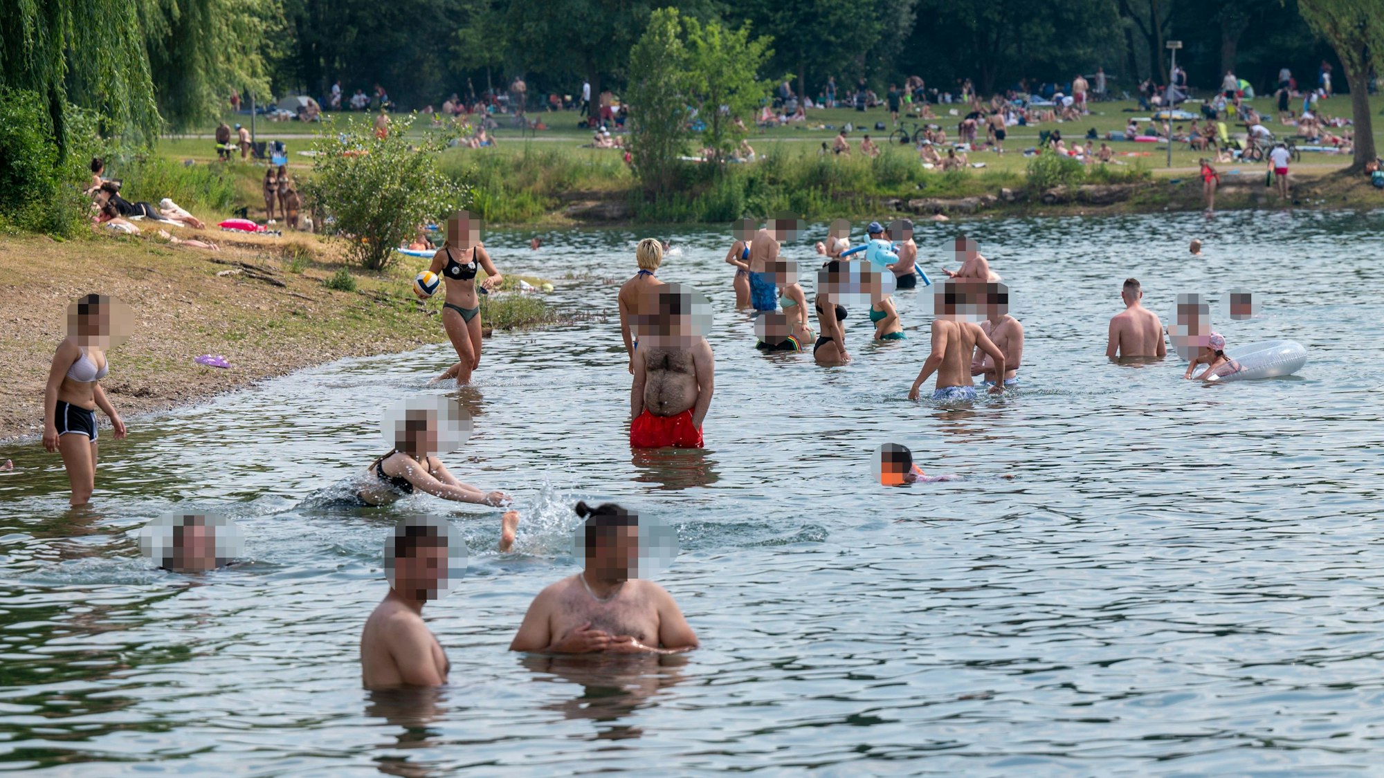 Badende im Fühlinger See – dabei ist es verboten.