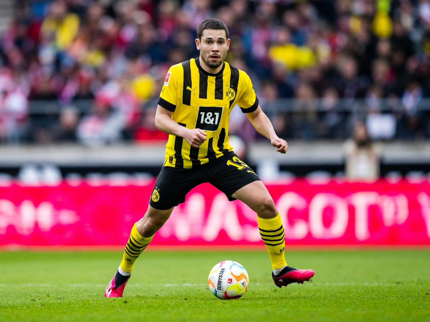 Raphael Guerreiro im Dortmund-Trikot führt den Ball.