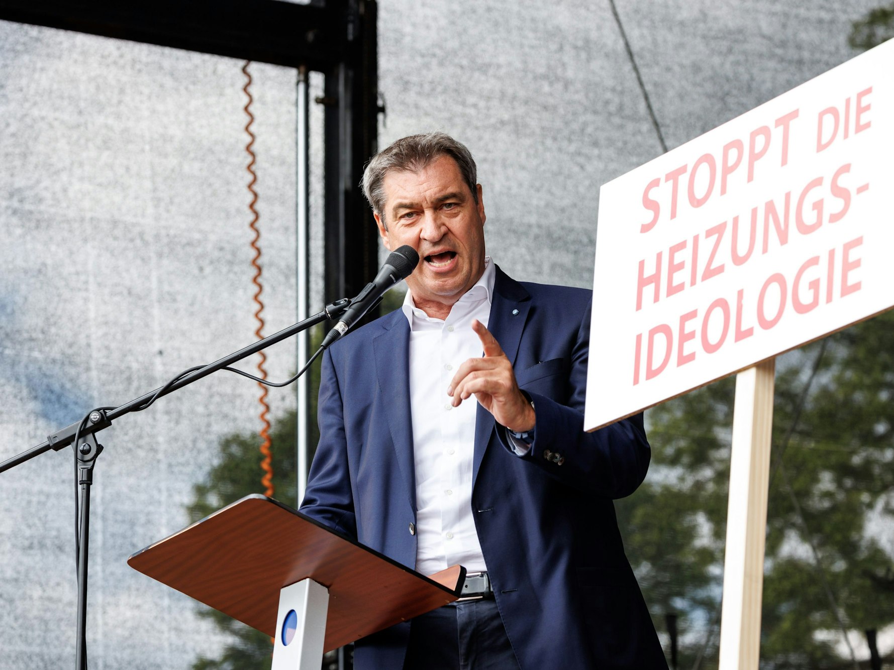 Bayerns Ministerpräsident Markus Söder (CSU) spricht am Samstag (10. Juni) bei einer Demonstration gegen die Klima-Politik der Ampelregierung in Erding (Bayern).
