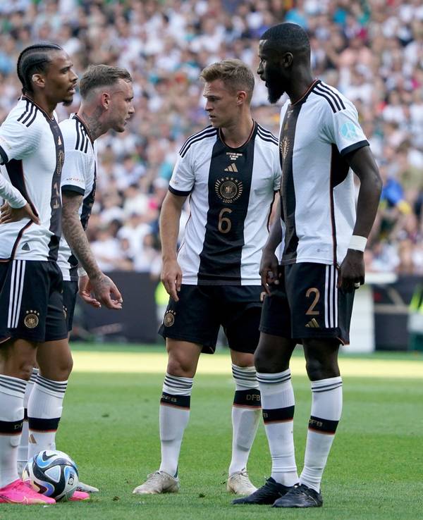 Leroy Sané, David Raum, Joshua Kimmich und Antonio Rüdiger auf dem Platz.