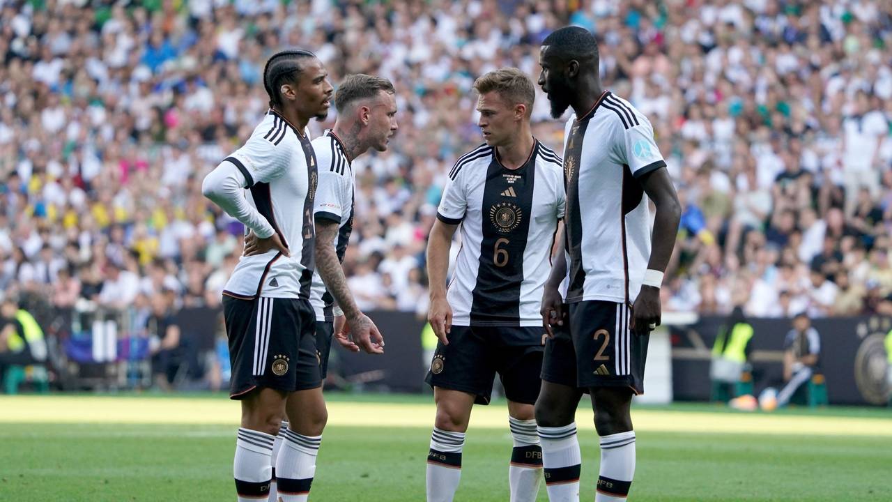 Leroy Sané, David Raum, Joshua Kimmich und Antonio Rüdiger auf dem Platz.