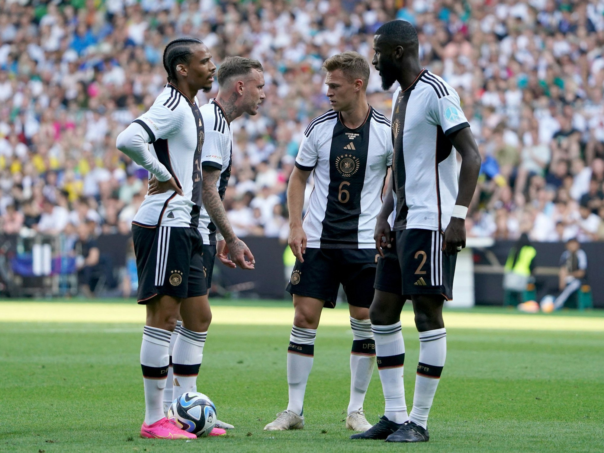 Leroy Sané, David Raum, Joshua Kimmich und Antonio Rüdiger auf dem Platz.