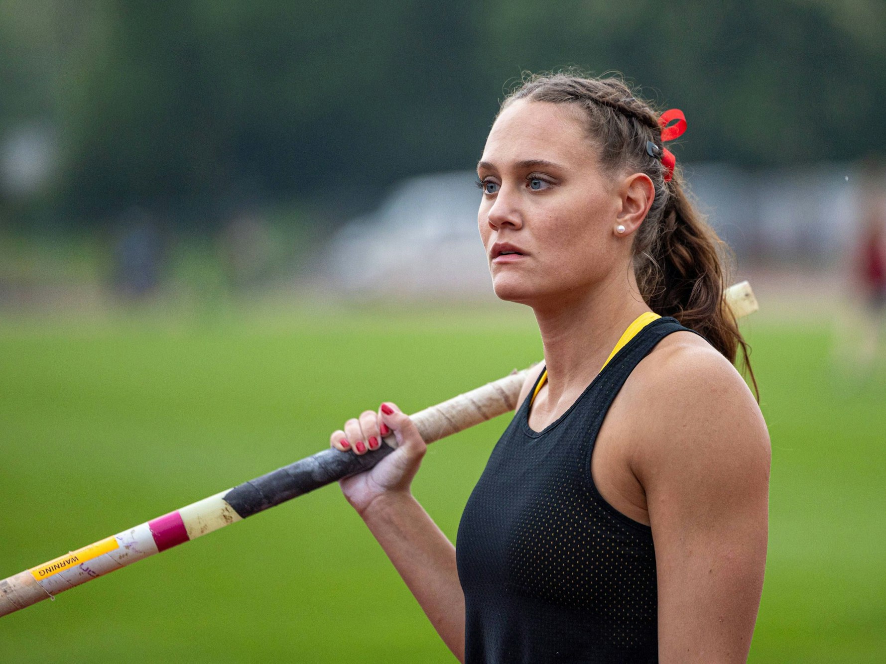 Sarah Vogel hält ihren Stab in der rechten Hand.